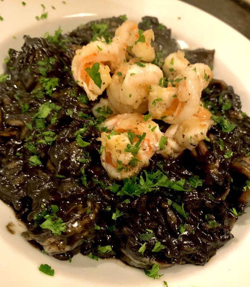 Risotto al nero di seppie con gamberetti e molti calamari