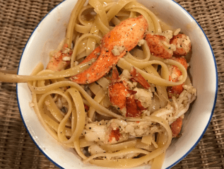 Pasta with lobster and peas in cream&nbsp;sauce
