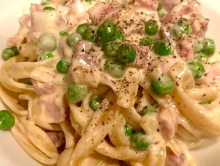 Pasta with ham and peas in cream&nbsp;sauce