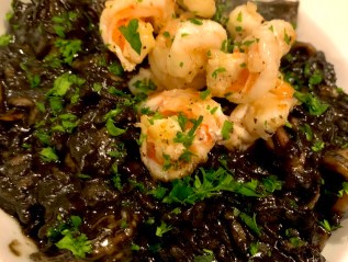 Risotto al nero di seppie con gamberetti e molti&nbsp;calamari